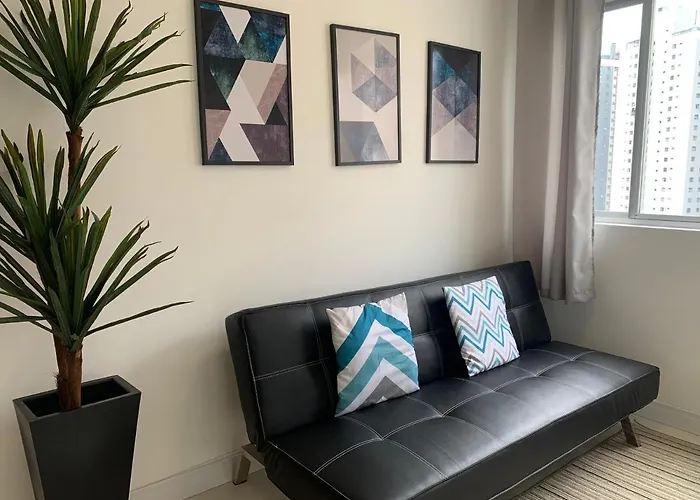 1103- Encantador, amplo e decorado, mobiliario moderno, cozinha completa com utensílios, Excelente vista da cidade e localização privelegiada no bairro Bigorrilho