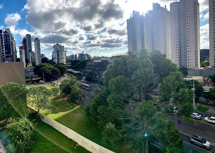 1103- Encantador, amplo e decorado, mobiliario moderno, cozinha completa com utensílios, Excelente vista da cidade e localização privelegiada no bairro Bigorrilho